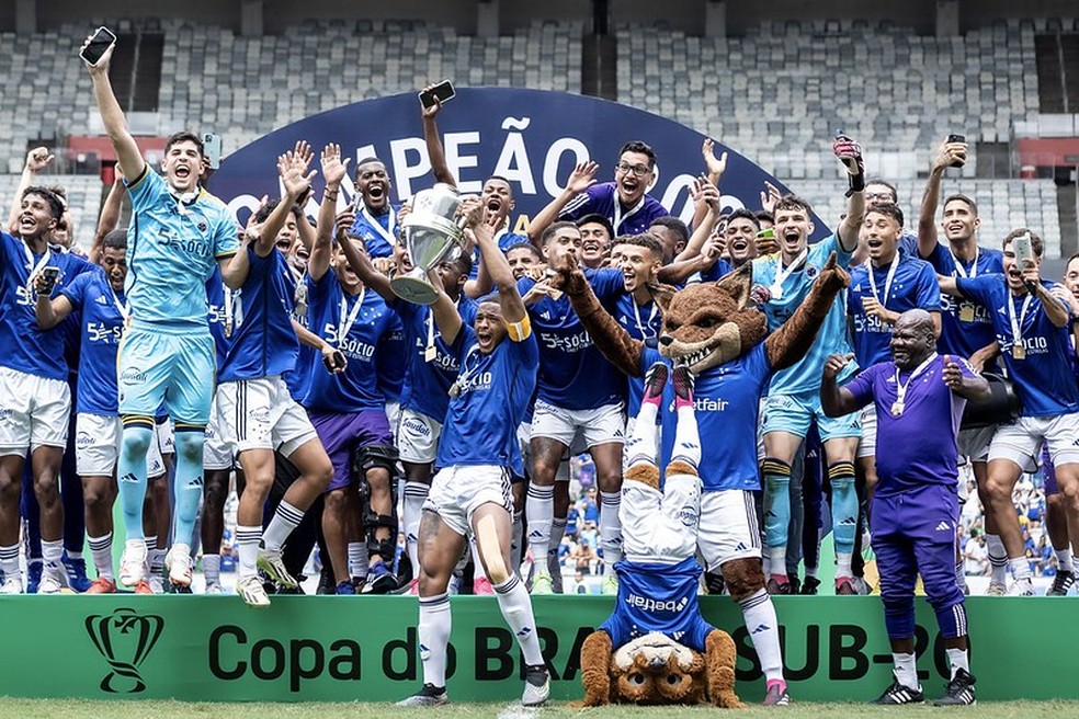 Cruzeiro campeão da Copa do Brasil sub-20, em cima do Grêmio — Foto: Staff Images / Cruzeiro