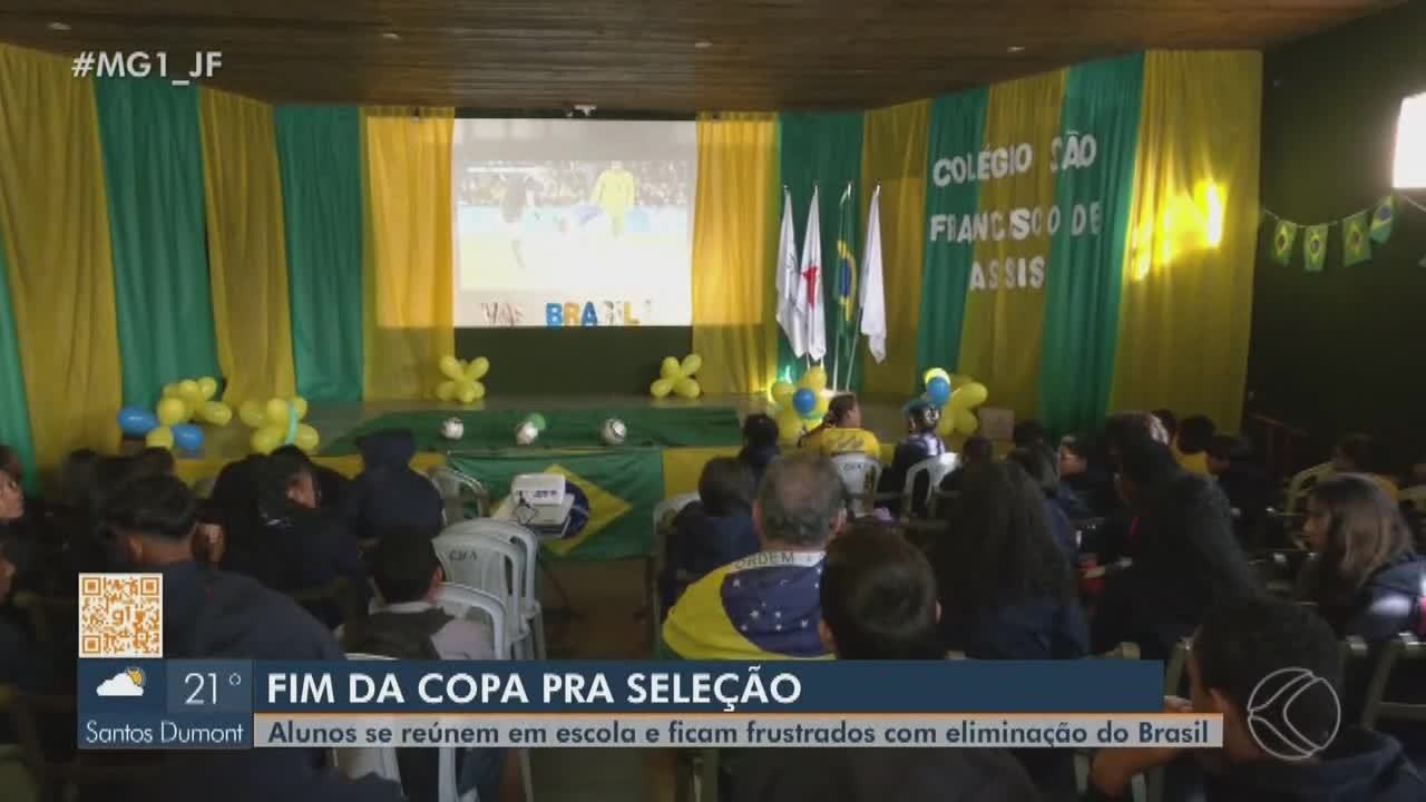 Alunos se reúnem em escola para acompanhar jogo do Brasil em Barbacena