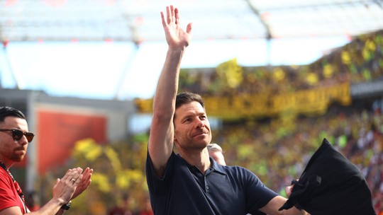 Alvo do Real Madrid, Xabi Alonso é homenageado pelo Bayer Leverkusen em adeus à torcida - Treinador comandou o Bayer em casa pela última vez, diante do Borussia Dortmund