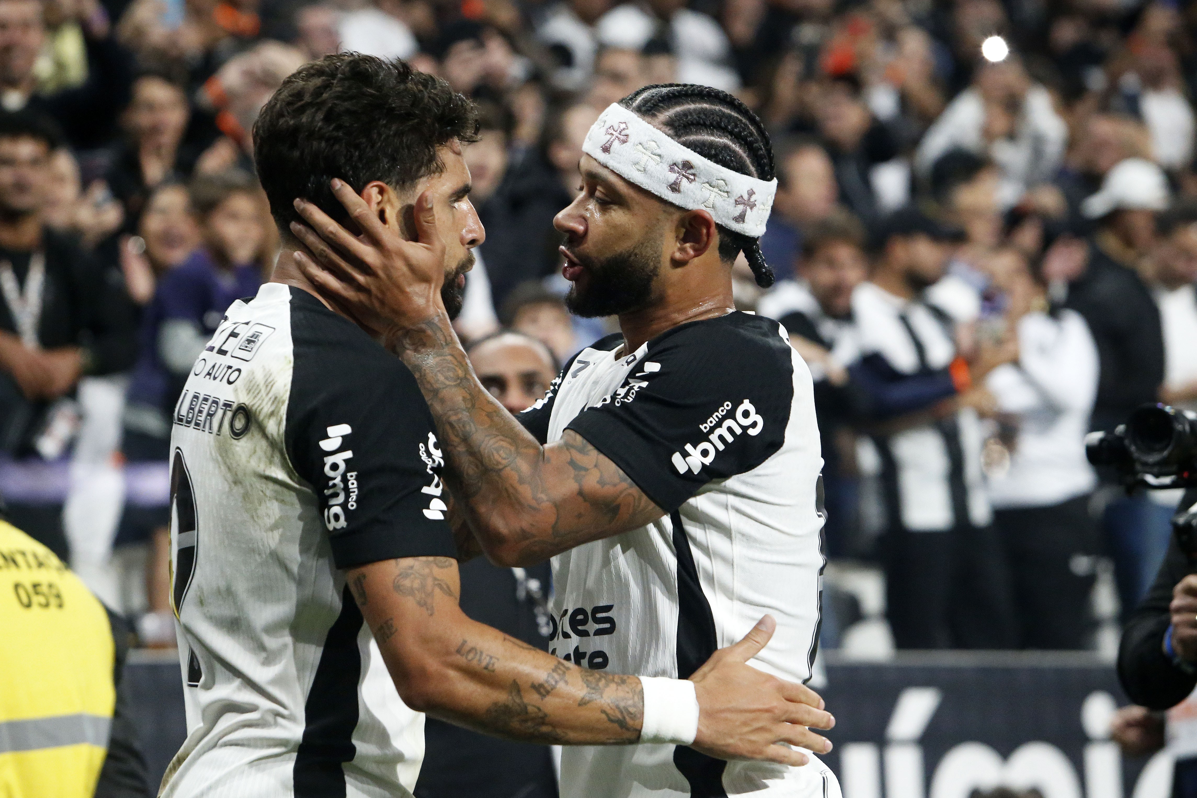 Memphis brilha, Corinthians reage e vence clássico decisivo para recuperar a confiança