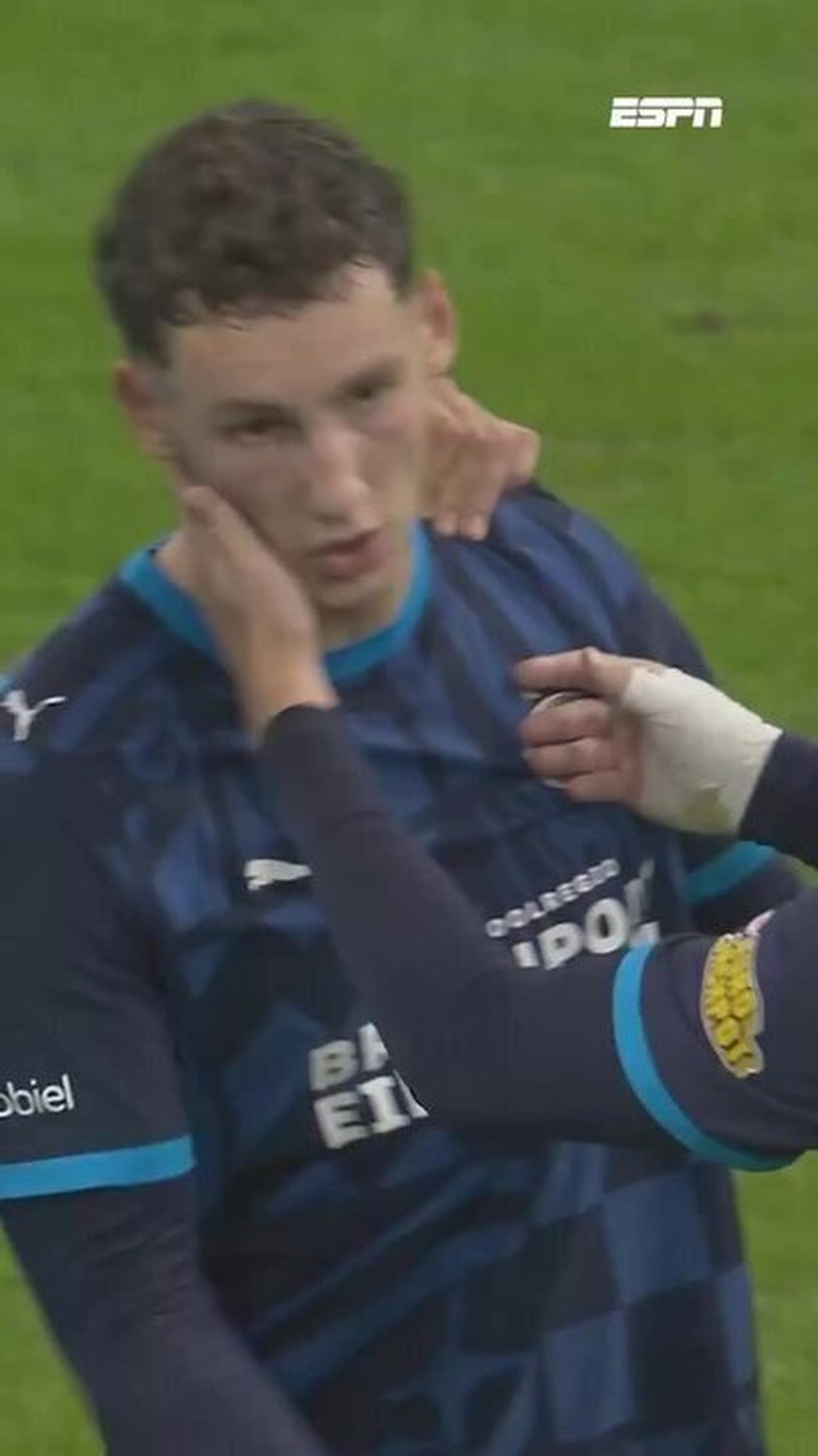 Jogador do PSV causa lesão pulmonar em rival e revolta futebol holandês; veja