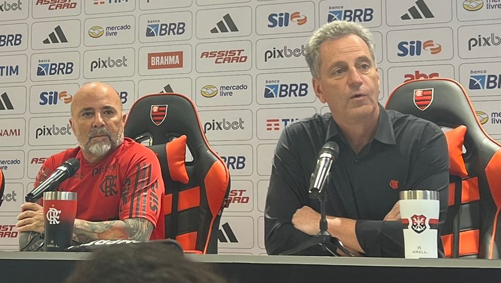 Landim ao lado de Sampaoli na apresenta��o do t�cnico em abril � Foto: Let�cia Marques/ge