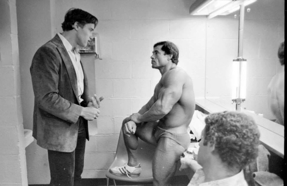 Franco Columbu (ao centro) antes de uma apresentação — Foto: Reprodução/Instagram