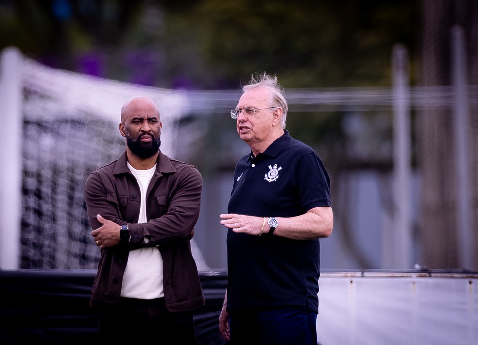 Fabinho Soldado ao lado do presidente em exercício Osmar Stabile — Foto: Rodrigo Coca/ Agência Corinthians