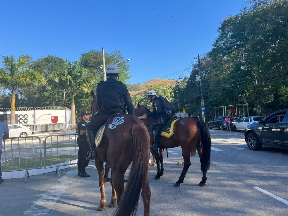 Cavalaria da Polícia Militar do Rio na porta do Ninho do Urubu — Foto: Gabriel Andrade