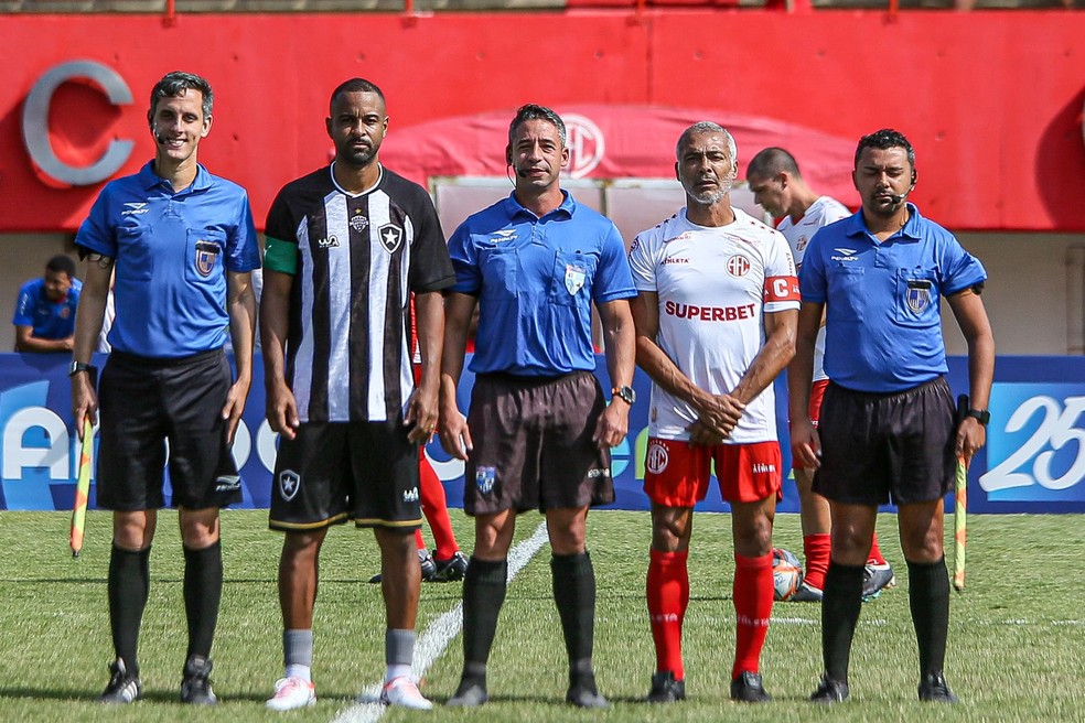 Aos 59, Romário faz dois gols contra o Botafogo em vitória do America entre os masters; veja'