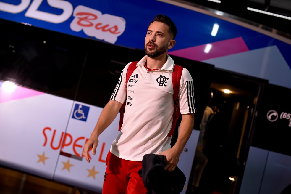 Everton Ribeiro em desembarque do Flamengo — Foto: Marcelo Cortes / CRF