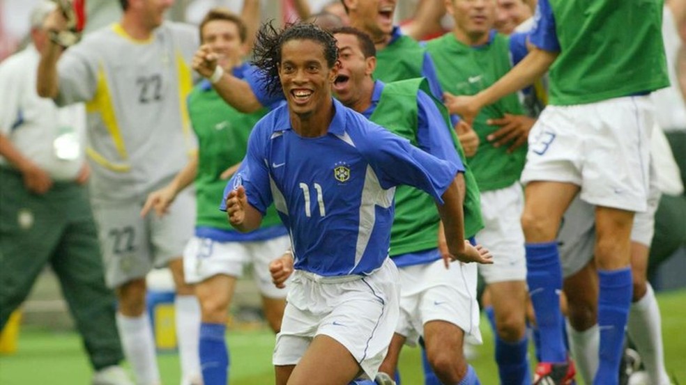 Ronaldinho comemora gol contra a Inglaterra na Copa de 2002 — Foto: Reprodução