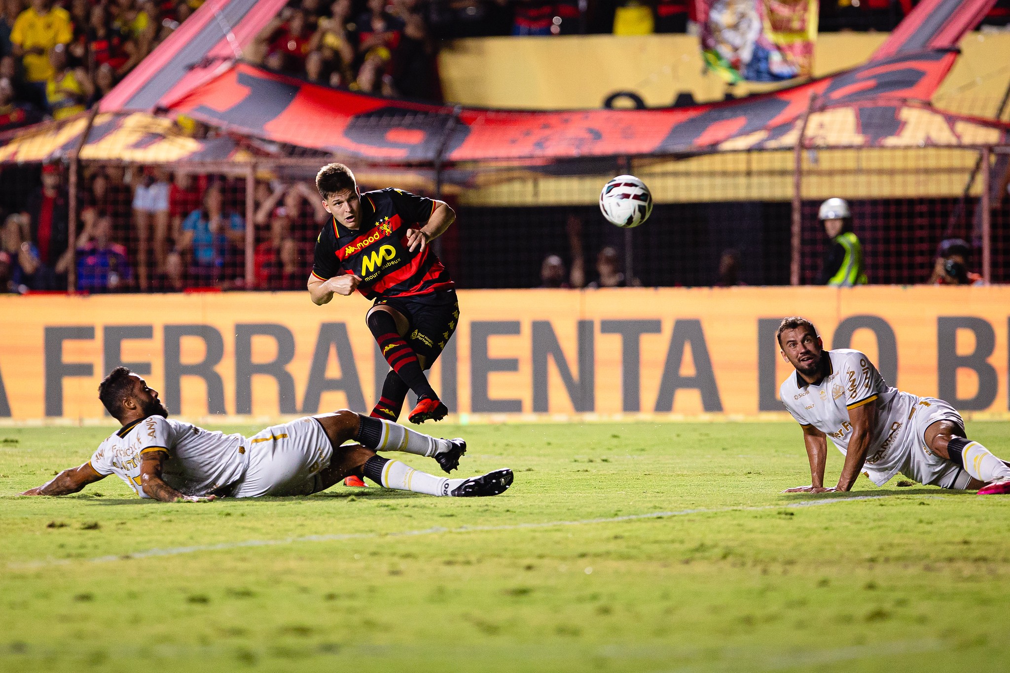 Perotti ou Neto Pessoa? Números mostram perfis diferentes, e Sport vive indefinição no ataque