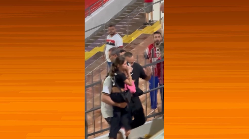 Torcedora do Corinthians é hostilizada por botafoguenses em Ribeirão Preto — Foto: Reprodução/Globo Esprote