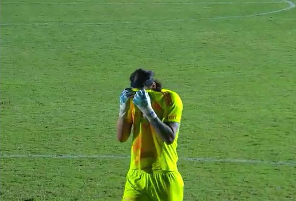 Cássio chora após vitória do Cruzeiro contra o Vasco — Foto: Reprodução/Premiere