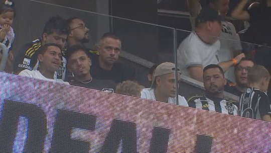 Reforço do Atlético-MG, Dudu assiste ao jogo contra o Fluminense na Arena MRV - Jogador é esperado na Cidade do Galo esta semana para se apresentar oficialmente ao clube; ele só pode estrear pelo Atlético depois do dia 2 de junho, quando abre a janela de transferências