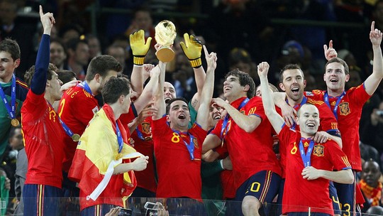 Espanha convoca Xavi, Iniesta e Casillas para ajudar na organização da Copa do Mundo de 2030 - Projeto foi criado pelo governo com o objetivo de contar com a experiência dos jogadores campeões mundiais na organização do evento 