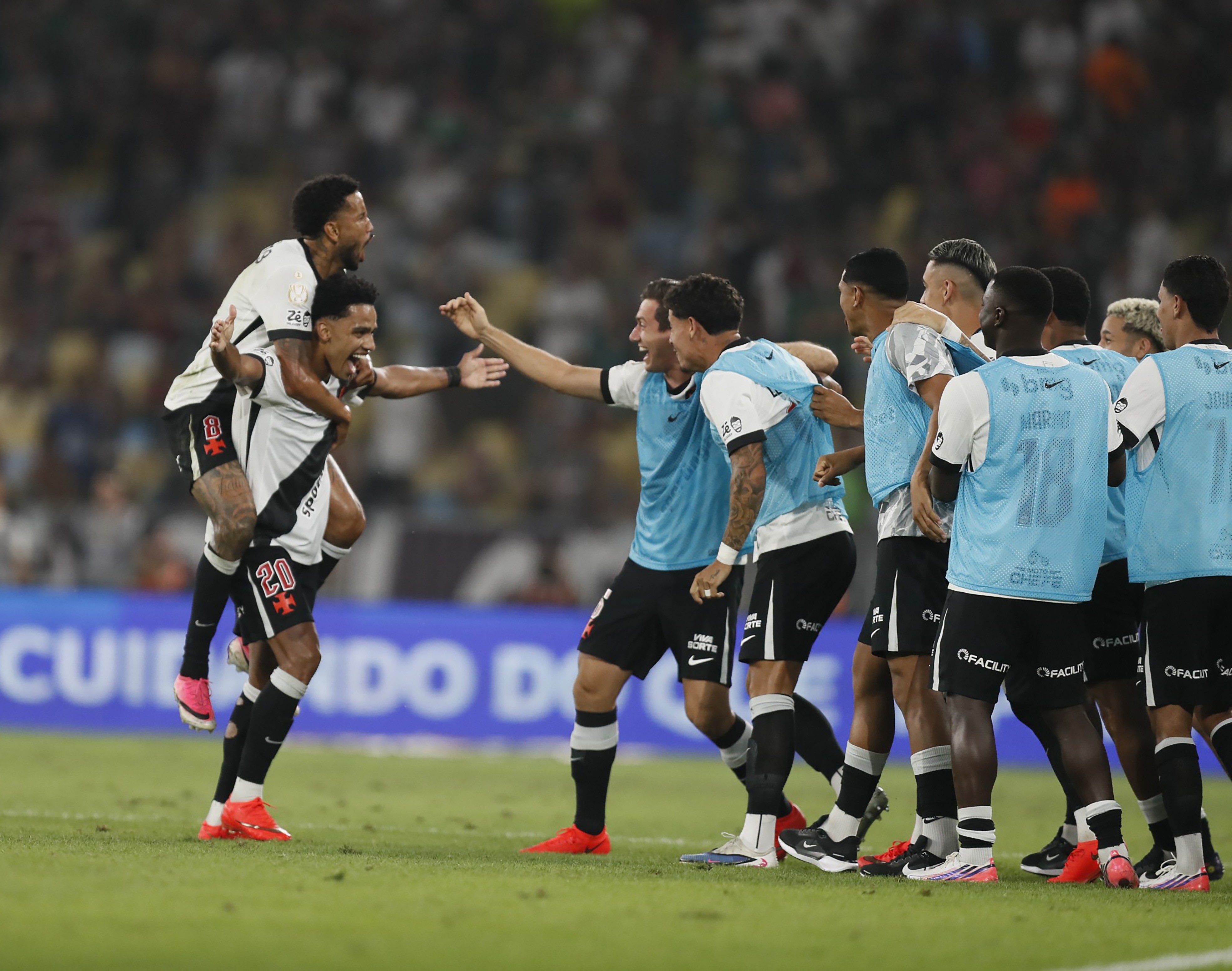 Vasco elimina o Fluminense pela 10ª vez no século e tem o dobro