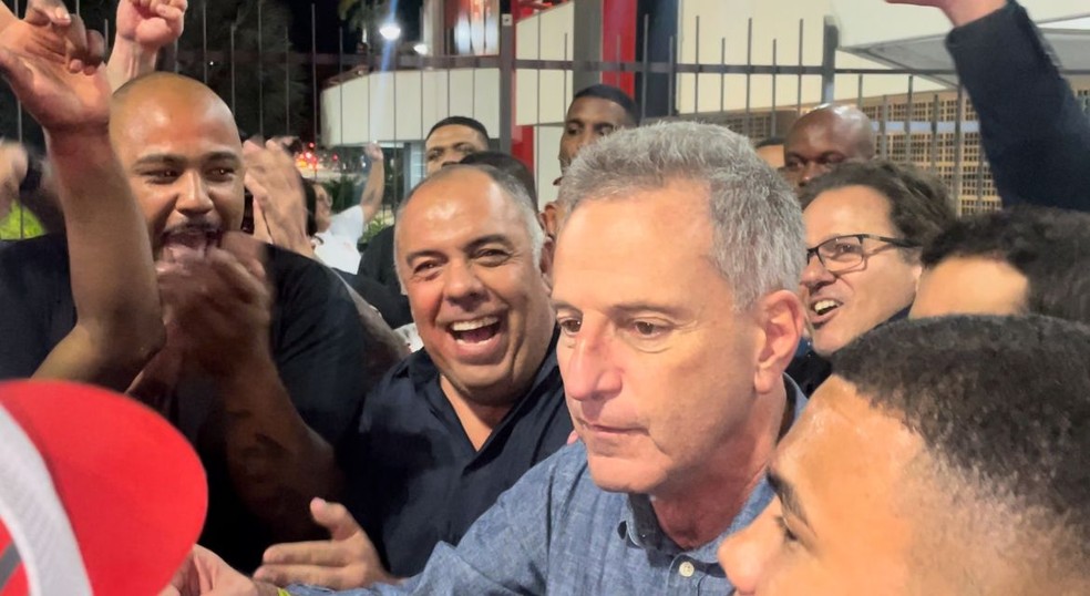 Rodolfo Landim faz discurso inflamado diante de torcedores do Flamengo — Foto: Fred Gomes