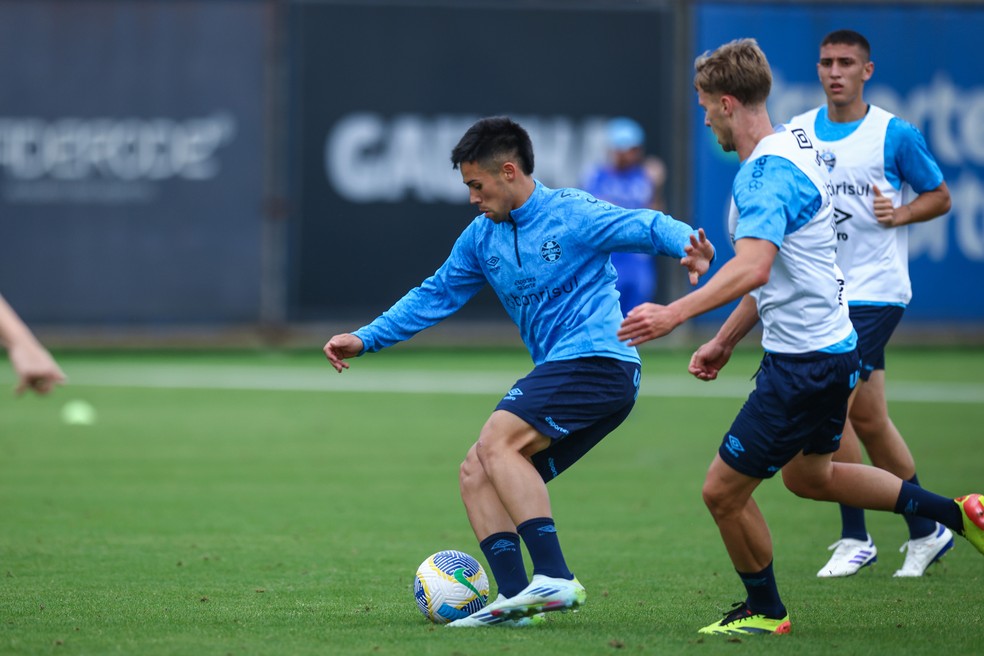 Aravena deve seguir como titular do Grêmio contra o Atlético-MG — Foto: Caroline Motta/Grêmio FBPA