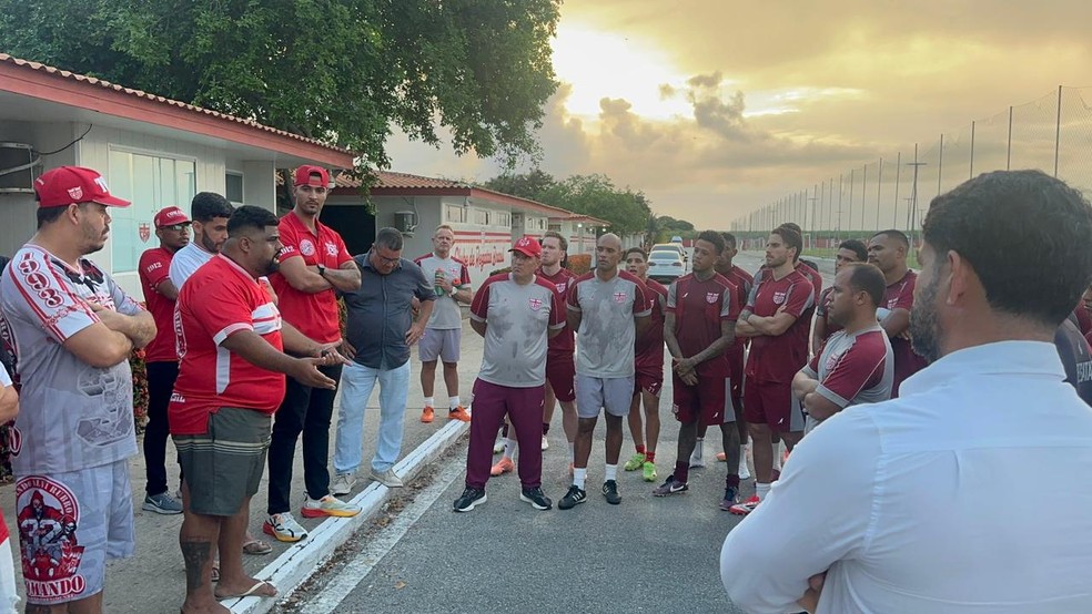 Torcedores do CRB fazem protesto no CT — Foto: Rodrigo Cedro/TV Asa Branca