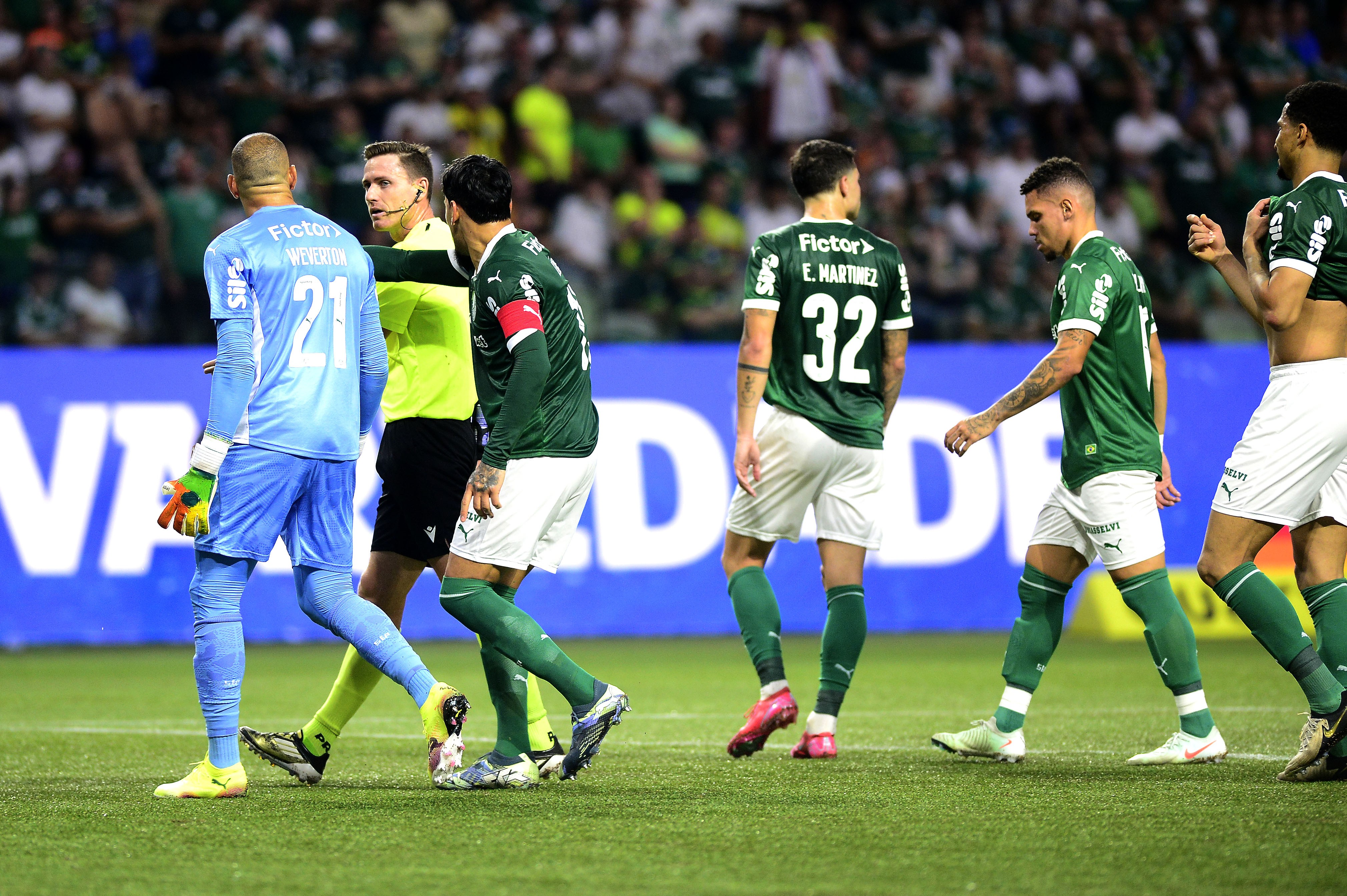 Boto diz que dirigente do Palmeiras invadiu vestiário da arbitragem; Barros rebate: 