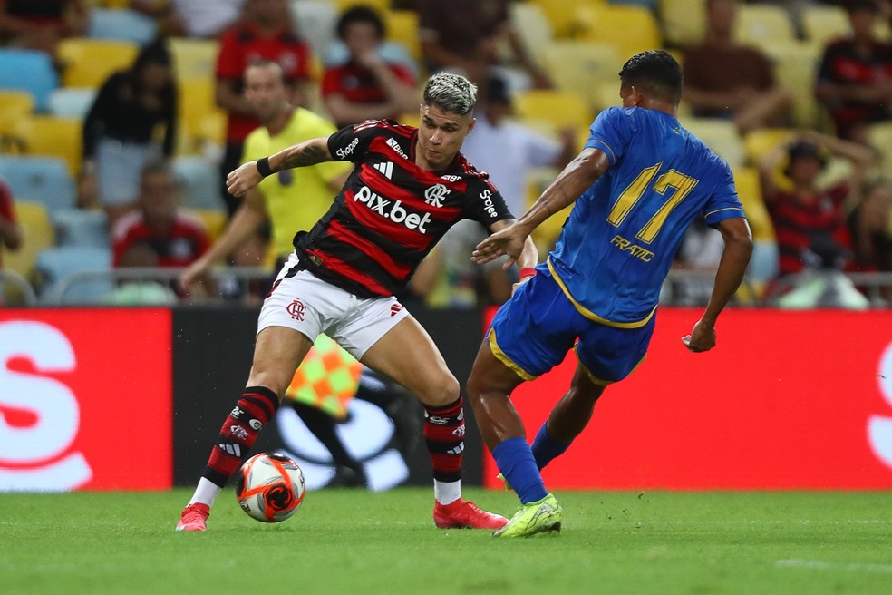 Luiz Araújo em ação pelo Flamengo contra o Sampaio Corrêa
