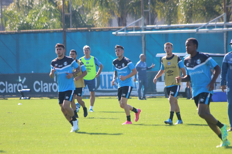 Lucas Besozzi e Carballo em treino do Grêmio no CT Luiz Carvalho — Foto: João Victor Teixeira