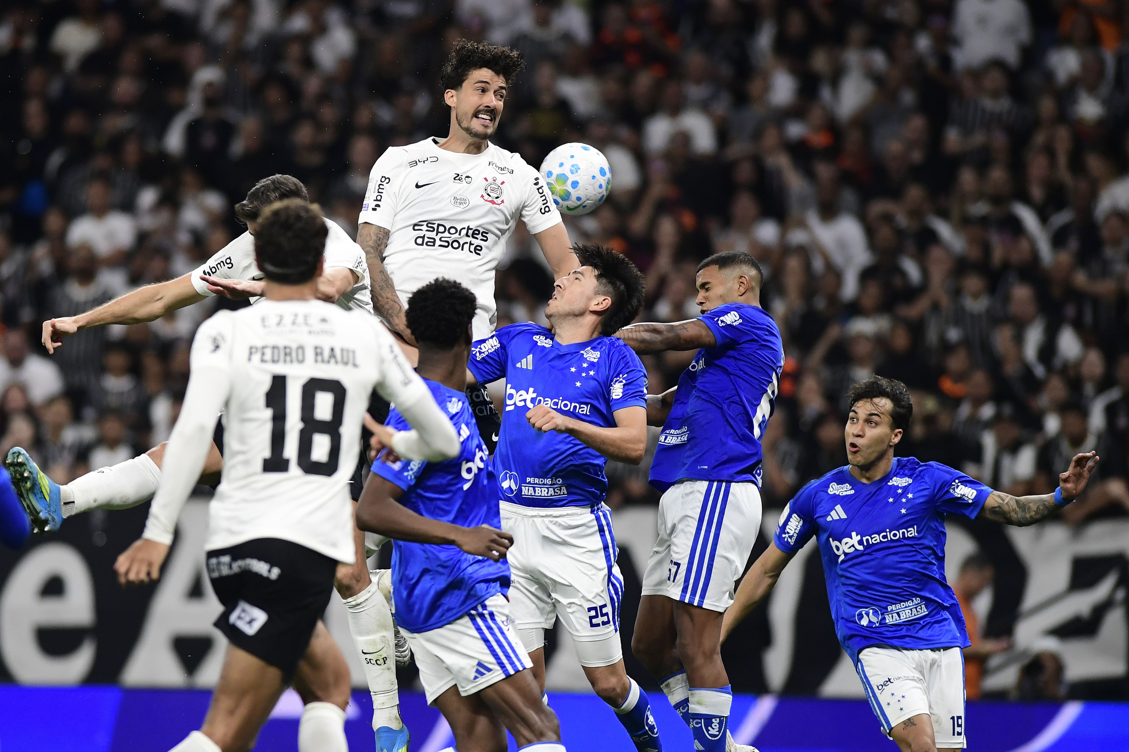 Jogadores do Cruzeiro em uma cobrança de escanteio na partida contra o Bragantino