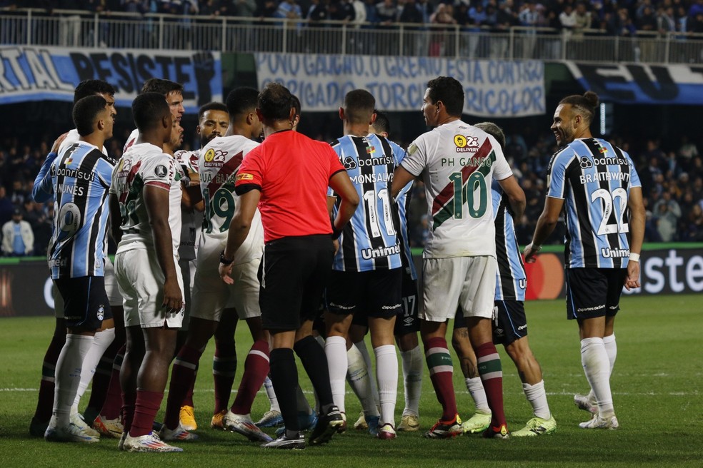 Confusão em vitória do Grêmio sobre o Fluminense antes da cobrança do pênalti — Foto: João Victor Teixeira