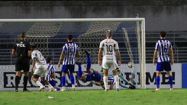 Negueba faz golaço pelo Maringá contra o CSA