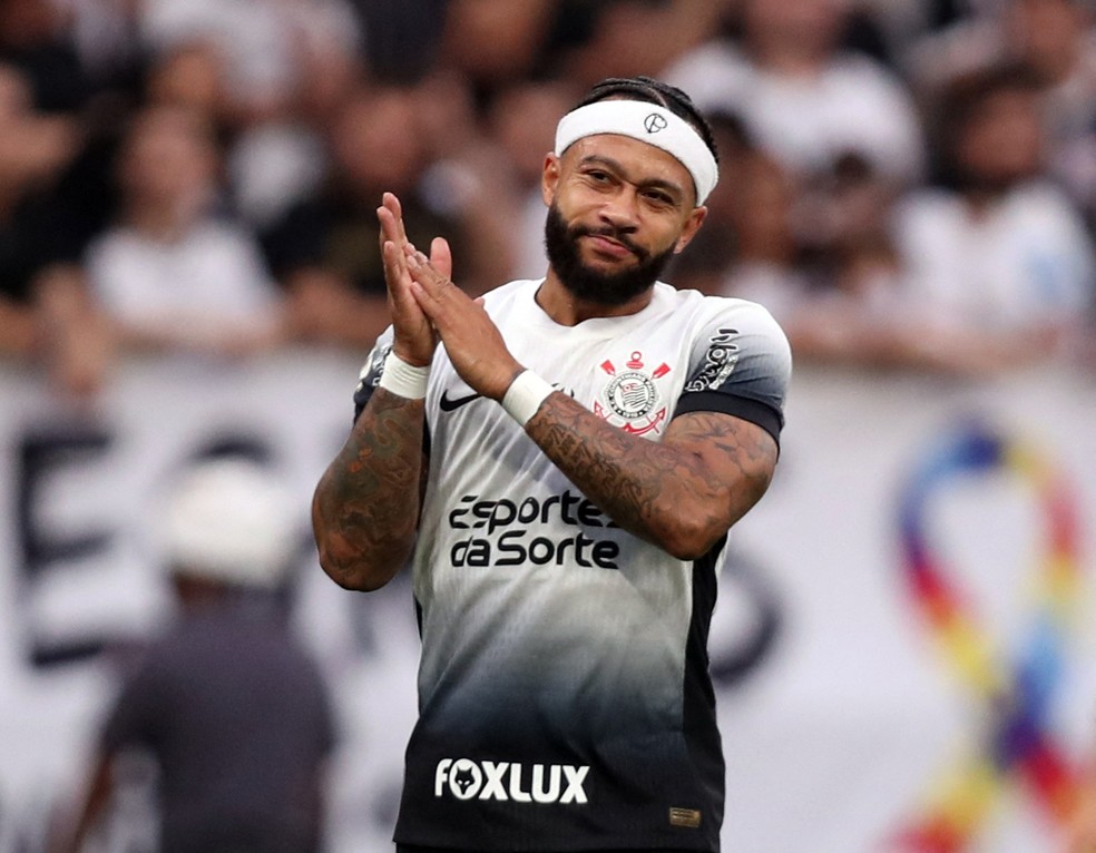 Memphis Depay em ação pelo Corinthians contra o Atlético-GO — Foto: REUTERS/Carla Carniel
