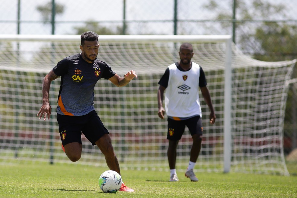 Rog�rio, ex-atacante do Sport, � o novo refor�o do Nacional de Patos � Foto: Anderson Stevens/Sport Club do Recife