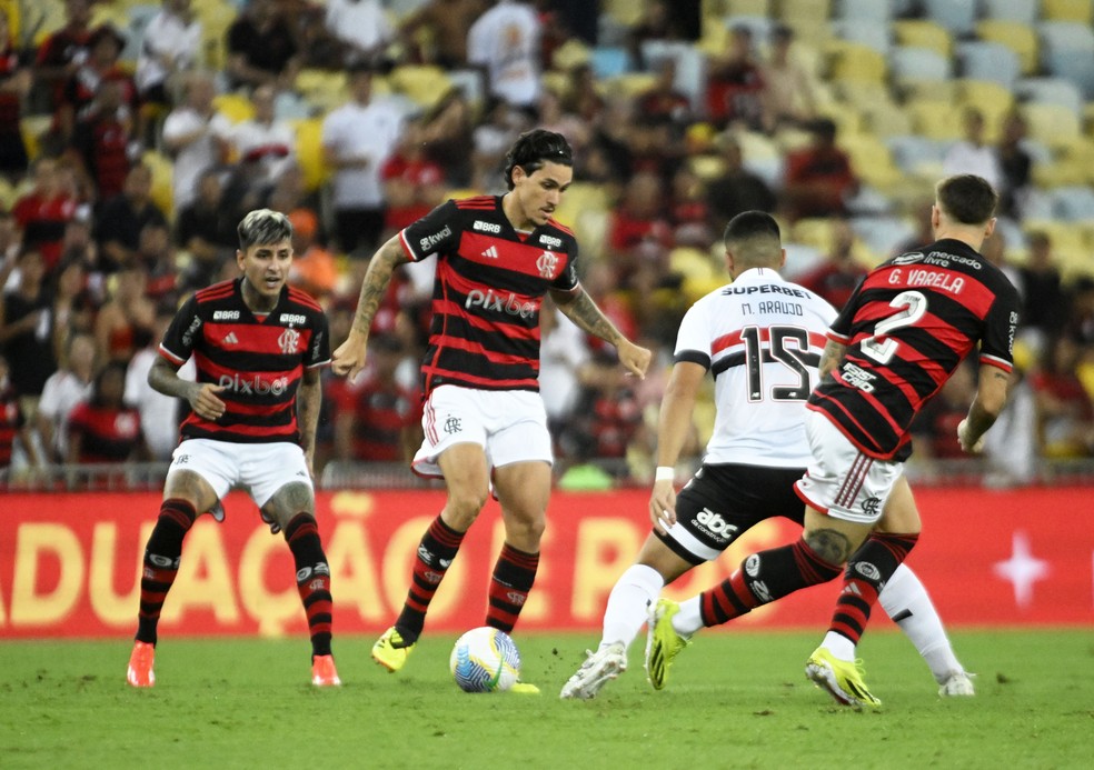 Pedro e Pulgar em ação no Flamengo x São Paulo — Foto: André Durão
