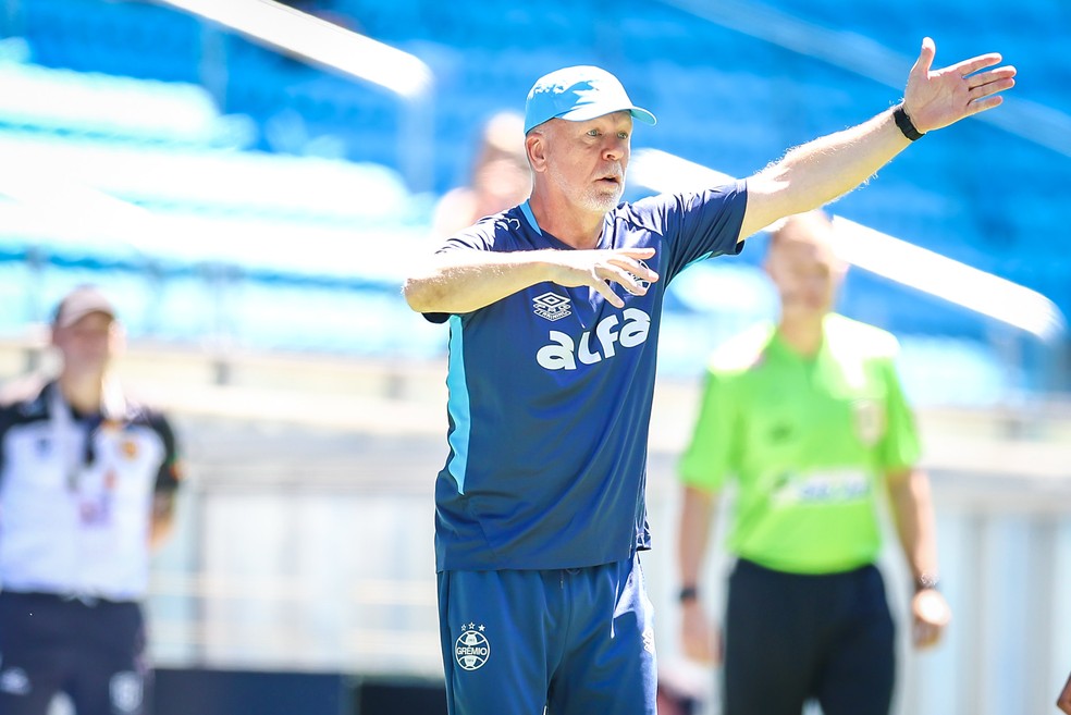Mano Menezes em jogo-treino do Grêmio no último sábado, diante do Brasil de Pelotas — Foto: Lucas Uebel/Grêmio