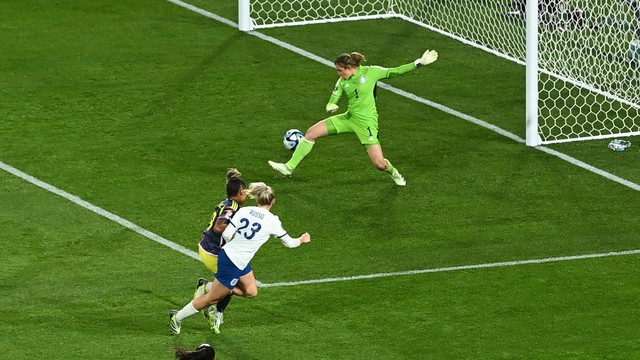 Alessia Russo marca o segundo gol da Inglaterra em vitória sobre a Colômbia na Copa feminina