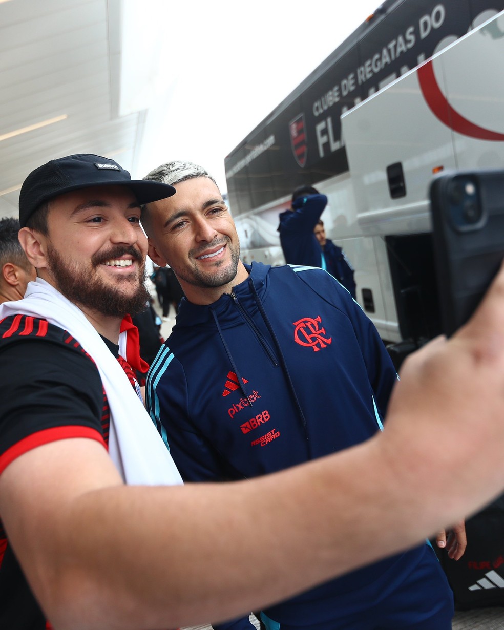 Arrascaeta tira foto com torcedor do Flamengo nos EUA  Foto: Gilvan de Souza/Flamengo