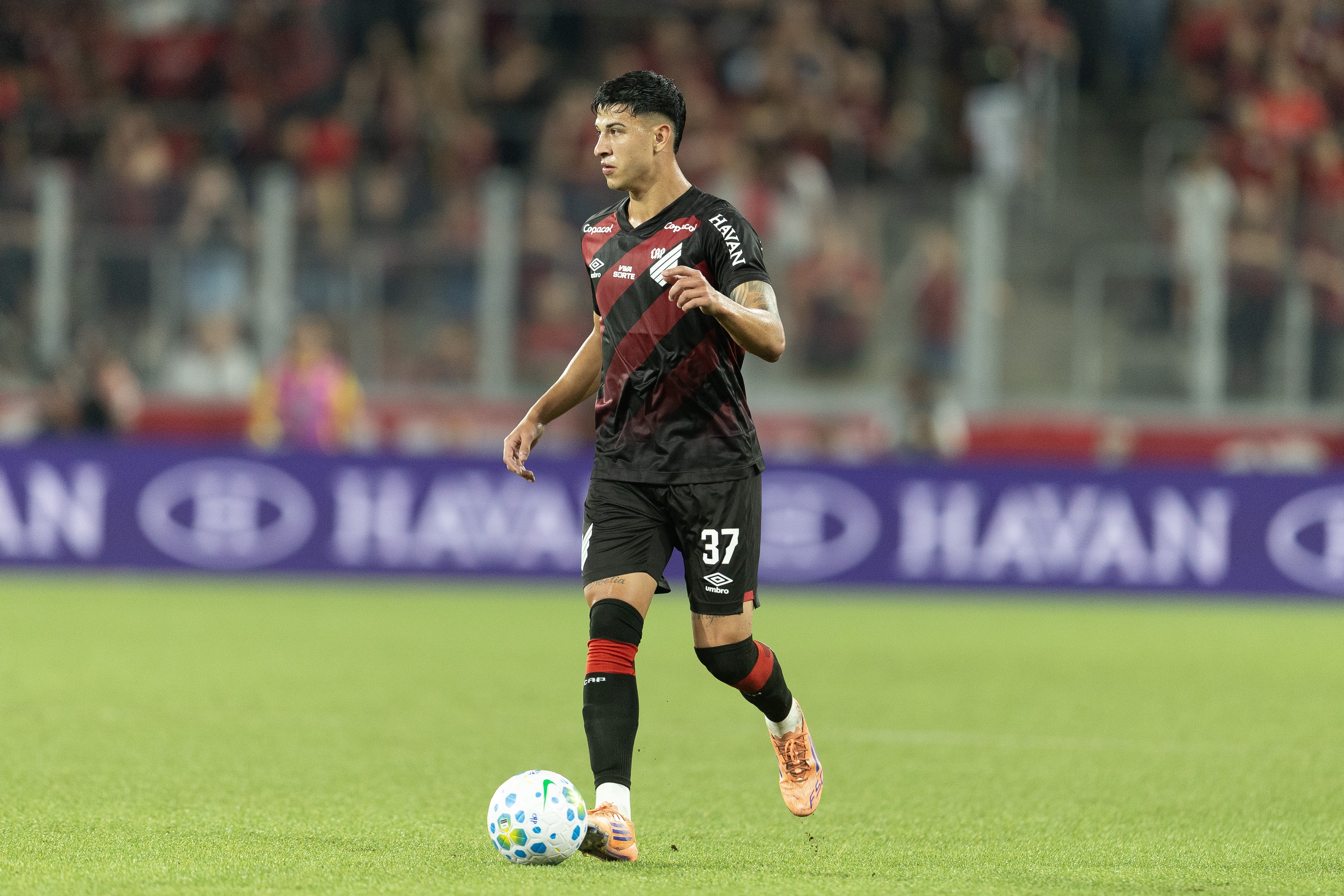 Athletico renova contrato com o lateral-esquerdo Esquivel; veja detalhes