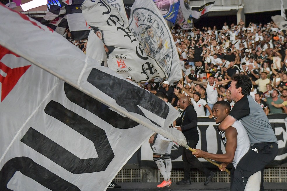Fernando Diniz comanda treino do Vasco com foco em jovens talentos