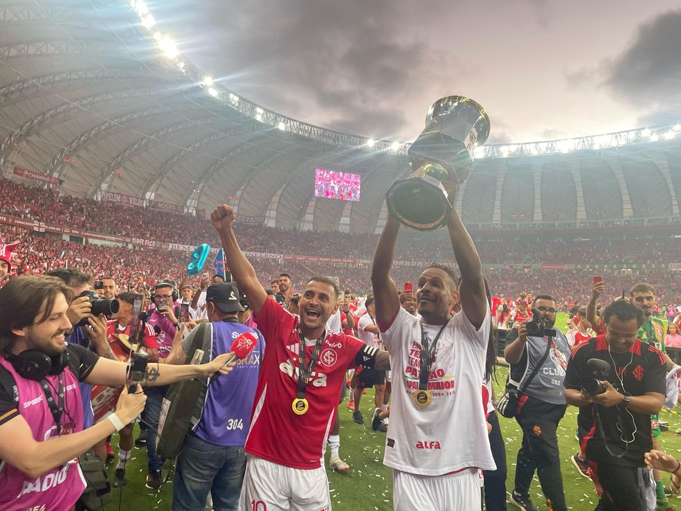 Alan Patrick e Fernando dão a volta olímpica com a taça do Inter — Foto: Tomás Hammes