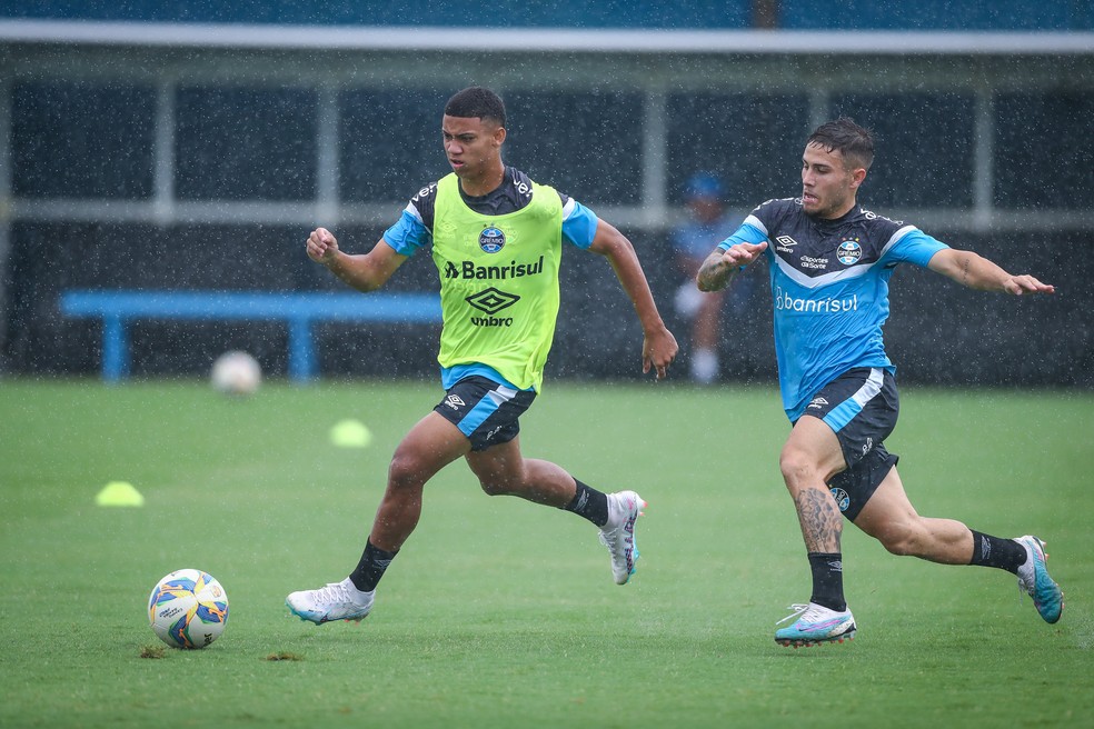 Gustavo Nunes pode ganhar nova chance no time do Grêmio — Foto: Lucas Uebel/Divulgação Grêmio