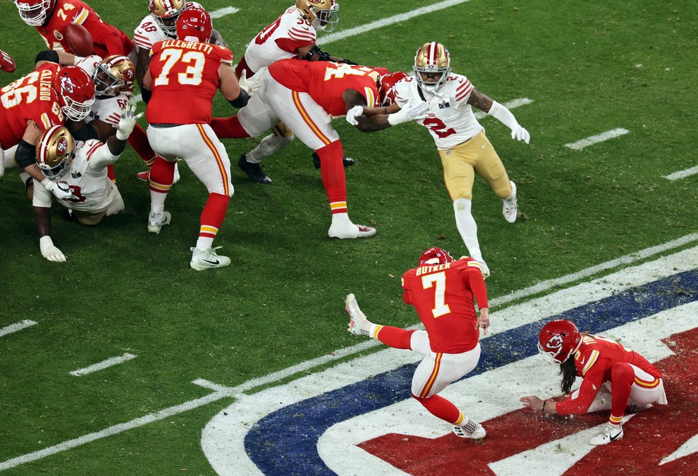 Harrison Butker (7) acerta chute de 57 jardas para o Kansas City Chiefs no Super Bowl LVIII — Foto: REUTERS/Mike Blake