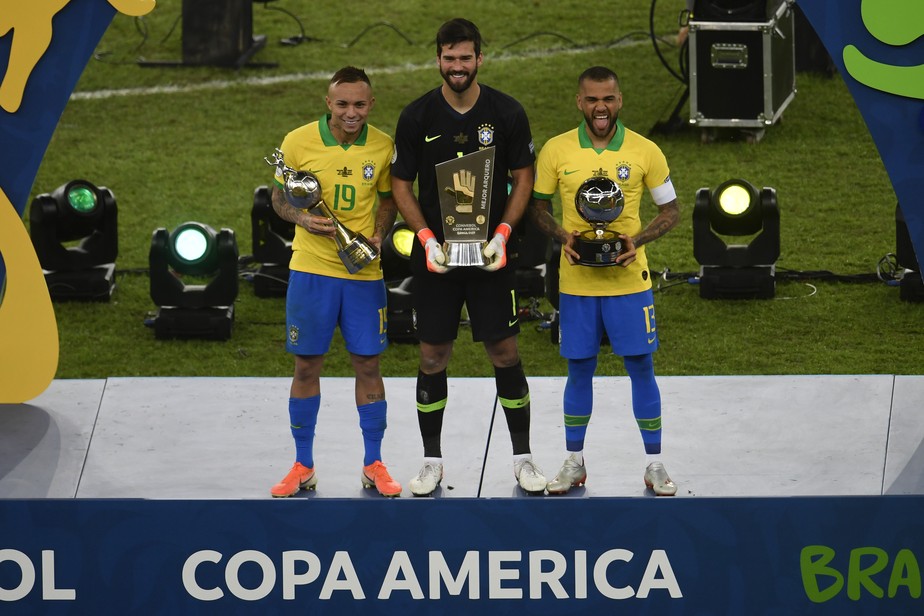 Um mês após vice da Copa do Brasil, Guerrero recebe prêmios de artilheiro e melhor  jogador