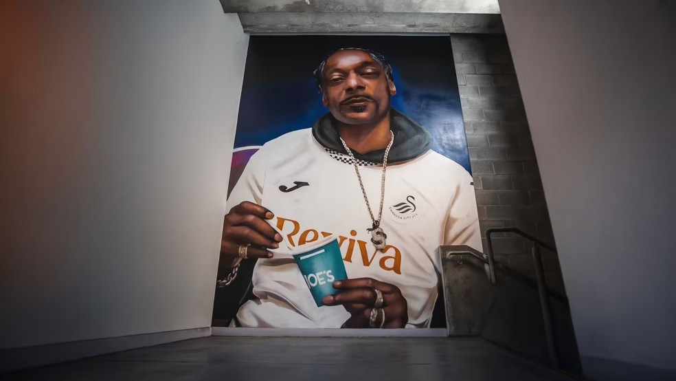 Mural do Swansea City em homenagem ao rapper Snoop Dogg — Foto: Divulgação / Swansea City