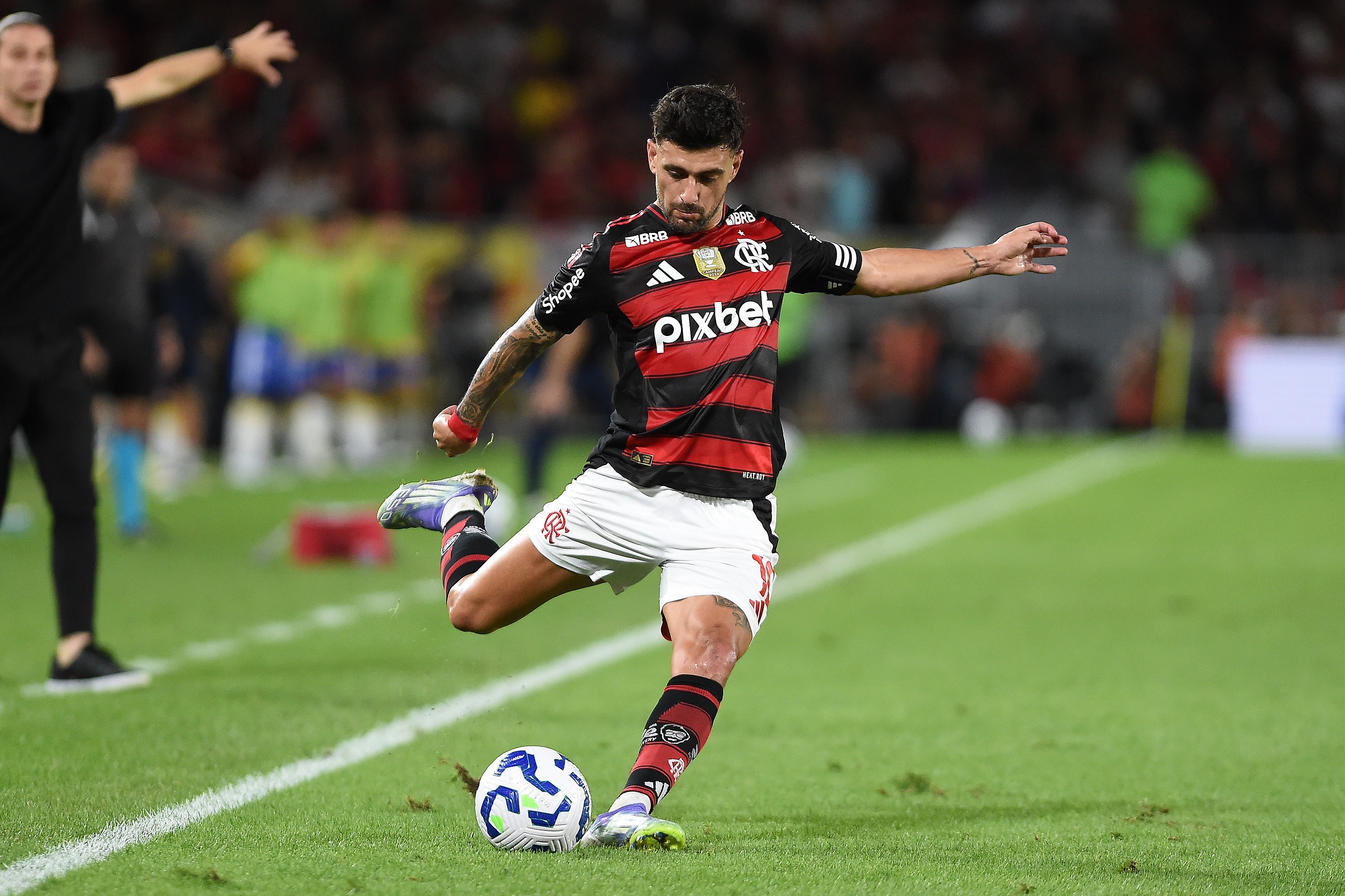 Top-10 de assistências de Arrascaeta pelo Flamengo: vote no seu preferido!