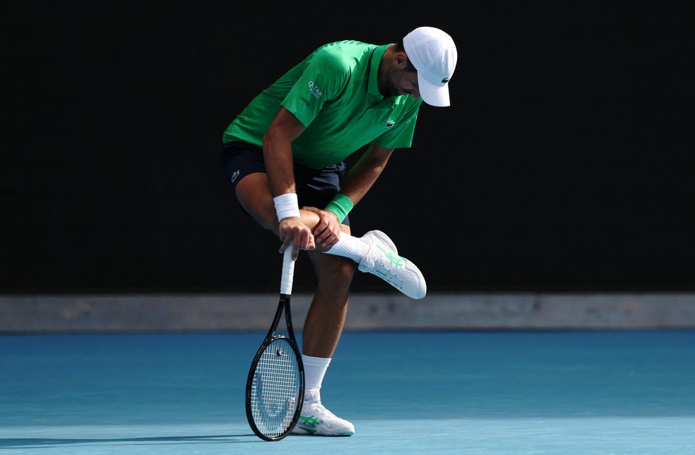 Lesões nos pés têm atrapalhado o desempenho de Novak Djokovic no Australian Open — Foto: Reuters
