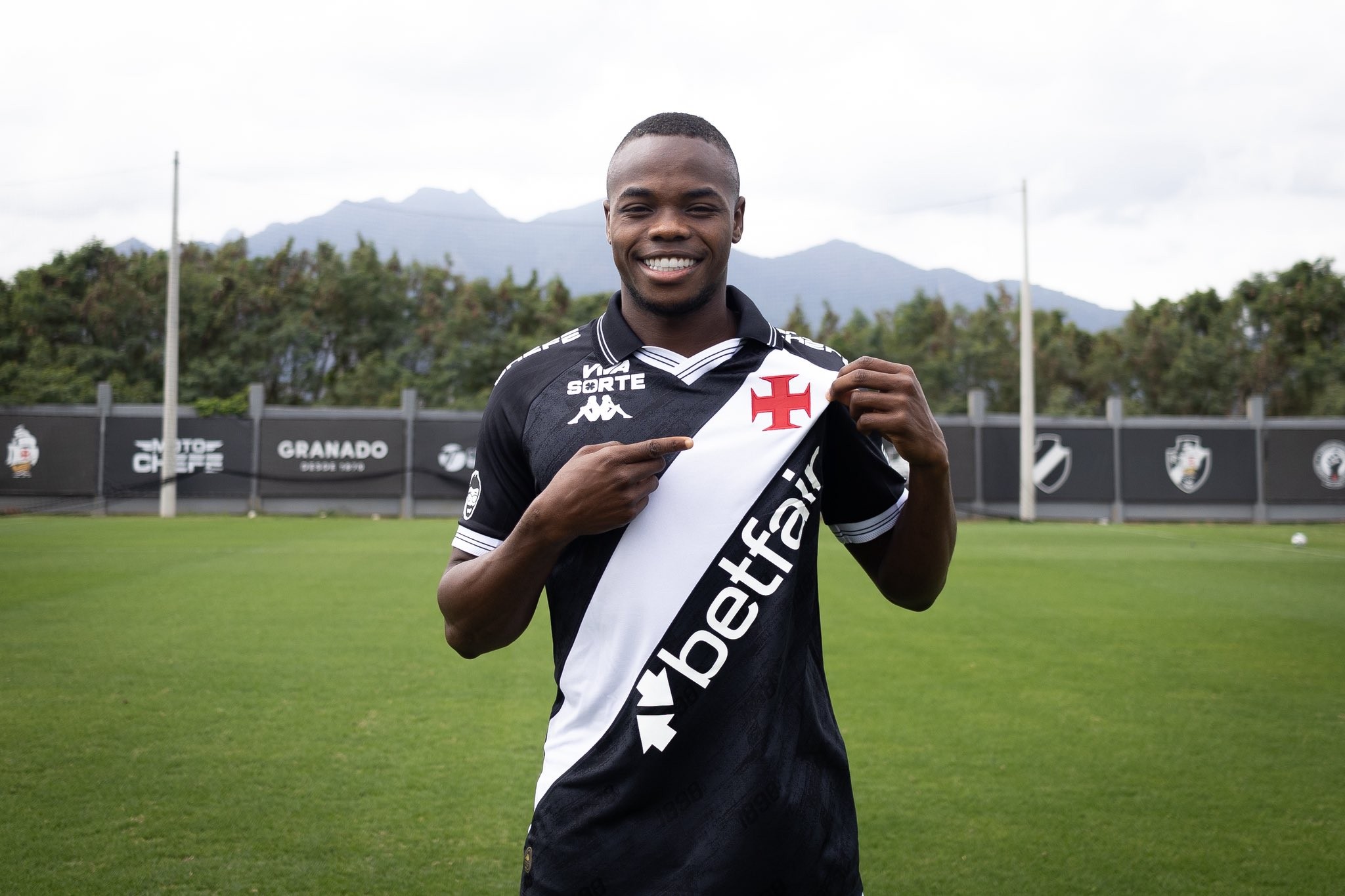 Vasco anuncia a contratação de Andrés Gómez
