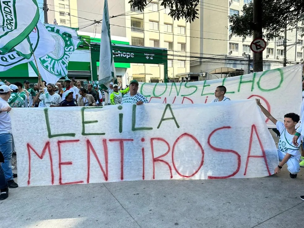 Torcedores do Palmeiras protestaram contra a presidente Leila Pereira — Foto: Emilio Botta