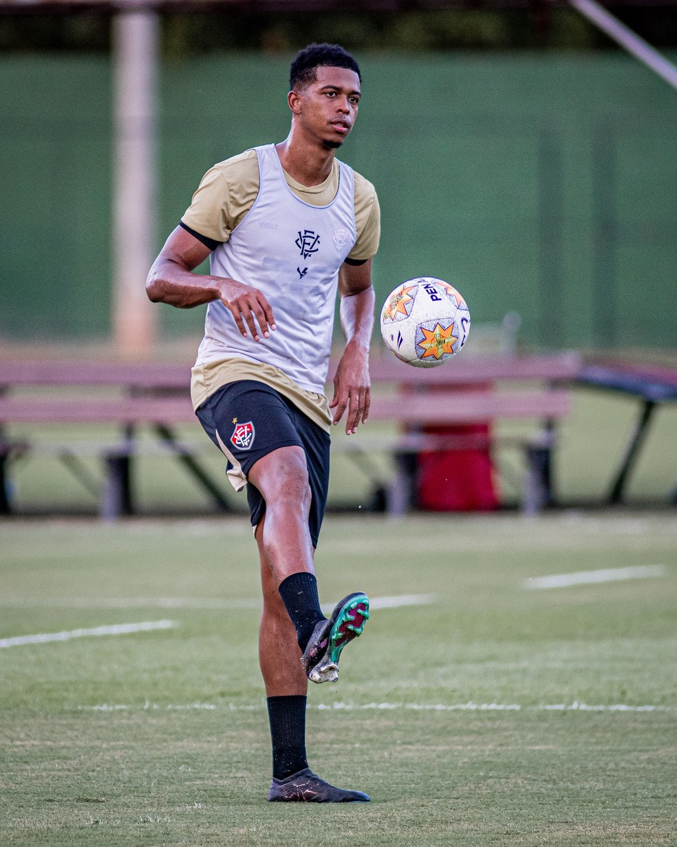 Carlinhos é um dos jogadores do Vitória no departamento médico — Foto: Victor Ferreira / EC Vitória
