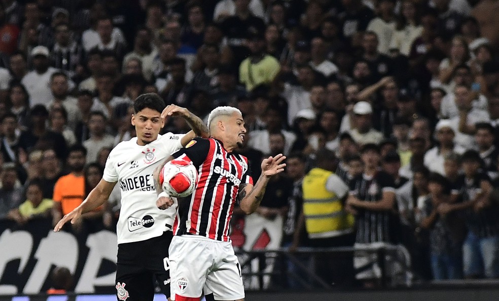 Caetano em ação pelo Corinthians no Campeonato Paulista — Foto: Marcos Ribolli