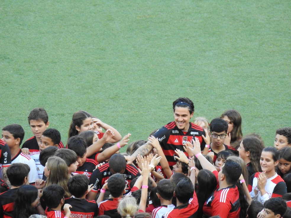 Pedro é cercado pela criançada na entrada do gramado antes de ganhar seu nono título pelo Flamengo — Foto: Fred Gomes
