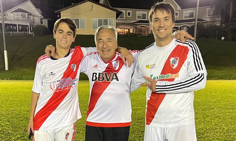 Giorgio, Costantino e Alessandro Costantini, todos com a camisa do River Plate — Foto: Arquivo Pessoal