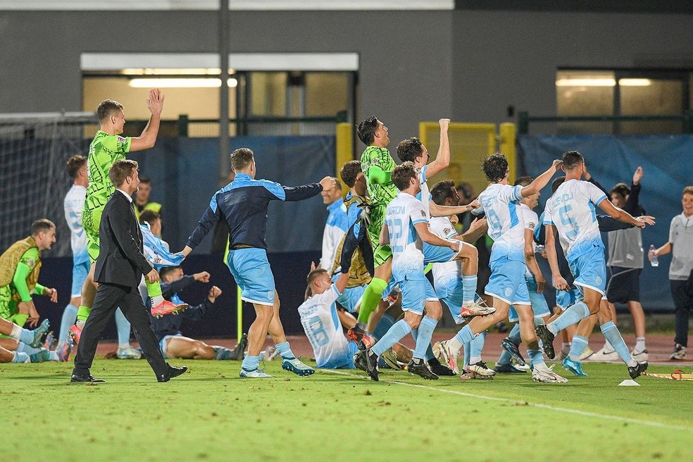 Jogadores de San Marino comemoram vitória histórica contra Liechtenstein — Foto: Divulgação/FSGC