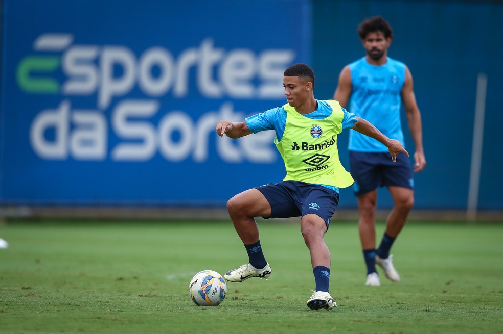 Gustavo Nunes e Diego Costa em treino — Foto: Lucas Uebel/Grêmio